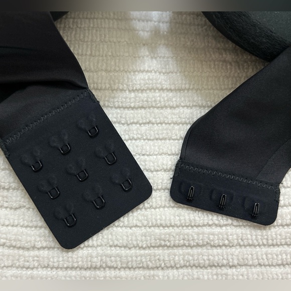 SKIMS Black Seamless T-Shirt Bra with Adjustable Straps - Picture 4 of 9